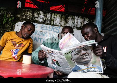 Nakuru, Vallée du Rift, Kenya. 13th septembre 2022. Les gens ont lu le journal Daily Nation, avec une image du nouveau président du Kenya, le Dr William Ruto, dans un kiosque de la ville de Nakuru. Wlliam Ruto a été assermenté Président de la République du Kenya en 5th au Centre sportif international moi de Kasarani à Nairobi. Auparavant, Ruto était le vice-président de l'ancien président Uhuru Kenyatta dans ce que beaucoup ont appelé une relation glacielle. (Credit image: © James Wakibia/SOPA Images via ZUMA Press Wire) Credit: ZUMA Press, Inc./Alamy Live News Banque D'Images