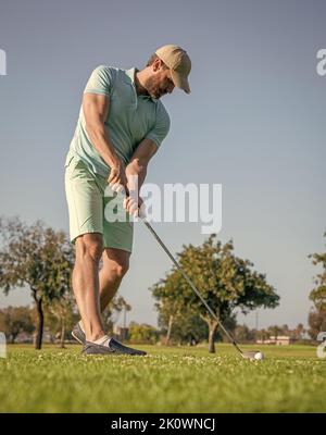 golfeur concentré en casquette avec club de golf, golf Banque D'Images