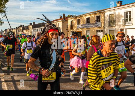 Les premiers mètres pour les coureurs du Marathon des Châteaux du Médoc 36th. Début et fin sont dans le village de Pauillac. La devise 2022 est 'film' 'fait son cinéma'. Plus de 8,0000 participants ont pris la route traditionnelle de 42,195 kilomètres à travers un total de 25 caves de vinification Médoc Banque D'Images