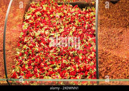 Gros plan de différents thé naturel sec de roses de fines herbes dans la boîte spéciale sur le marché de rue Banque D'Images