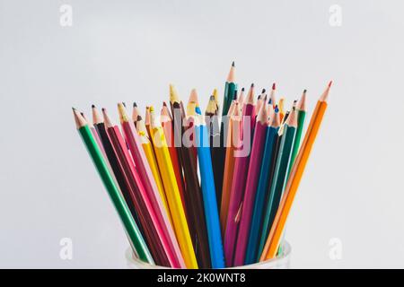 Jeu de crayons de couleur sur fond blanc. Gros plan. Banque D'Images