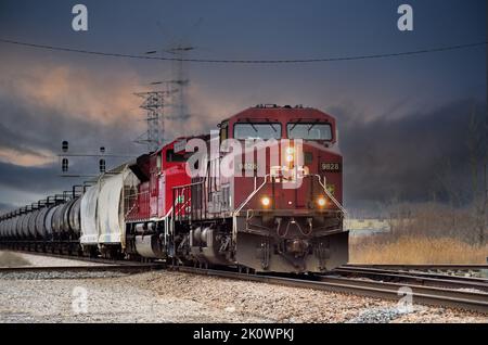 Elgin, Illinois, États-Unis. Une paire de locomotives du chemin de fer canadien Pacifique conduisent un train de marchandises vers l'est à travers la banlieue de Chicago. Banque D'Images