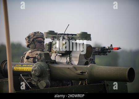 Un parachutiste de l'armée américaine affecté au 1st Bataillon, 503rd parachute Infantry Regiment engage des forces opposées avec un véhicule monté M240B au joint multinational Readiness Center à Hohenfels, Allemagne dans le cadre de l'exercice Sabre Junction 22, le 13 septembre 2022. Sabre Junction 22 est un exercice multinational de rotation conçu pour évaluer la préparation de la Brigade aéroportée 173rd de l'armée américaine à exécuter des opérations terrestres unifiées en une seule opération, L'environnement combiné et de promouvoir l'interopérabilité avec plus de 4 500 participants des États-Unis et des pays alliés et partenaires de l'armée américaine Grafenwo Banque D'Images