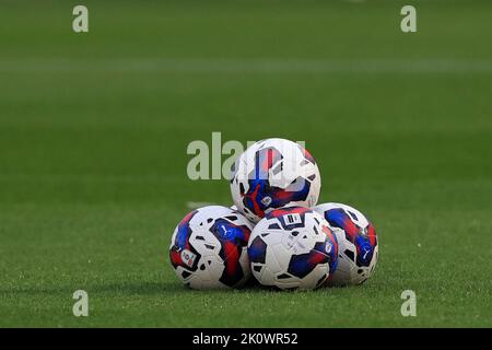 Merton, Royaume-Uni. 13th septembre 2022. Une vue générale des balles de match empilées pendant le match Sky Bet League 2 AFC Wimbledon vs Northampton Town au Cherry Red Records Stadium, Merton, Royaume-Uni, 13th septembre 2022 (photo de Carlton Myrie/News Images) à Merton, Royaume-Uni, le 9/13/2022. (Photo de Carlton Myrie/News Images/Sipa USA) crédit: SIPA USA/Alay Live News Banque D'Images