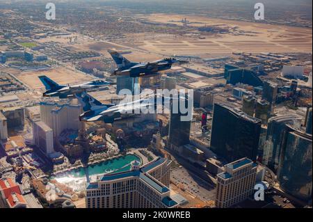 Trois Faucons de combat F-16 affectés à l'escadron 64th des agresseurs effectuent un survol au-dessus du centre-ville de Las Vegas, Nevada, en l'honneur de 9/11 le 11 septembre 2022. Le survol a été dédié aux 2 977 personnes qui ont perdu la vie le 11 septembre 2001 et à plus de 6 000 autres qui ont été blessées. (É.-U. Photo de la Force aérienne par le premier Airman Zachary Rufus) Banque D'Images