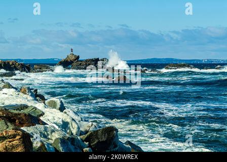 De l'eau blanche créée lorsque les vagues de l'océan Atlantique éclatent sur un brise-lames. Banque D'Images