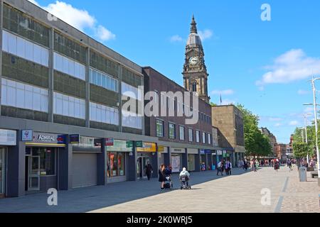 Les amateurs de shopping d'été se trouvent dans le centre-ville de Bolton, dans la rue Oxford Street, avec l'hôtel de ville en arrière-plan, qui donne sur le nord Banque D'Images