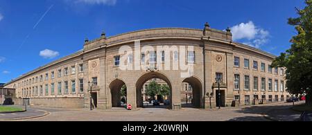 Les édifices en croissant du centre civique municipal de Bolton, le Mans Crescent, abritant le musée de Bolton, la bibliothèque, les cliniques de santé et les tribunaux, à partir de 1930s Banque D'Images