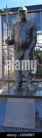 Dr Fred Dibnah Steeplejack statue en bronze, fils vénéré de Bolton, célèbre boltonien 1938-2004, centre-ville de Bolton, Lancs, Angleterre, ROYAUME-UNI Banque D'Images