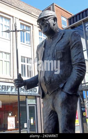 Dr Fred Dibnah Steeplejack statue en bronze, fils vénéré de Bolton, célèbre boltonien 1938-2004, centre-ville de Bolton, Lancs, Angleterre, ROYAUME-UNI Banque D'Images