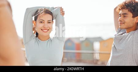 Exercice, fitness et amis s'étirant avant une séance d'entraînement en plein air ensemble, heureux et détendez-vous sur l'activité de groupe de club de santé. Les jeunes apprécient Banque D'Images