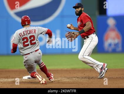 Cleveland, États-Unis. 13th septembre 2022. Cleveland Guardians Amed Rosario (1) n'est pas en mesure d'obtenir une prise sur le ballon pour terminer le double jeu après avoir forcé Los Angeles Angels David Fletcher (22) dans le cinquième repas au progressive Field à Cleveland, Ohio mardi, 13 septembre 2022. Photo par Aaron Josefczyk/UPI crédit: UPI/Alay Live News Banque D'Images