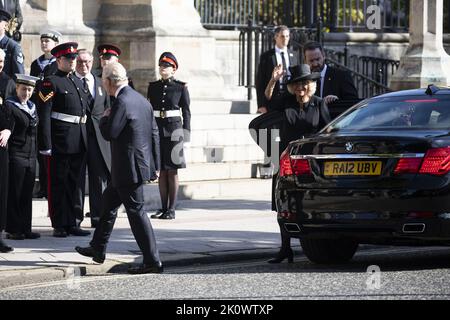 Belfast, Irlande du Nord. 13th septembre 2022. HRH le roi Charles III et Camilla, la reine Consort, arrivent à la cathédrale Sainte-Anne de Belfast, en Irlande du Nord, mardi, 13 septembre 2022, Assister à un service de prière à la mémoire de la reine Elizabeth II Photo du ministère de la Défense du Royaume-Uni/UPI crédit: UPI/Alay Live News Banque D'Images