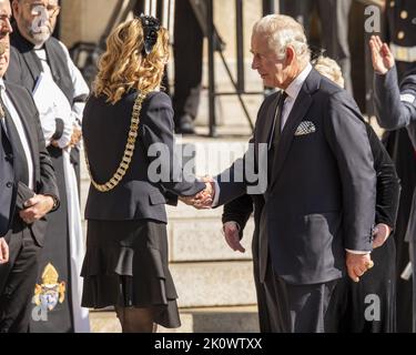 Belfast, Irlande du Nord. 13th septembre 2022. HRH le roi Charles III et Camilla, la reine Consort, arrivent à la cathédrale Sainte-Anne de Belfast, en Irlande du Nord, mardi, 13 septembre 2022, Assister à un service de prière à la mémoire de la reine Elizabeth II Photo du ministère de la Défense du Royaume-Uni/UPI crédit: UPI/Alay Live News Banque D'Images