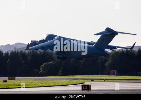 Édimbourg, Royaume-Uni. 13th septembre 2022. Un C-17 de la Royal Air Force part de l'aéroport d'Édimbourg et porte le cercueil de la reine Elizabeth II mardi, 13 septembre 2022, pour retourner à Londres. Photo du ministère de la Défense du Royaume-Uni/UPI crédit: UPI/Alay Live News Banque D'Images