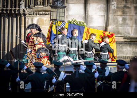 Édimbourg, Royaume-Uni. 13th septembre 2022. Le cercueil de sa Majesté la reine Elizabeth II est enlevé de la cathédrale St Gile mardi, 13 septembre 2022, alors que le cortège se rend à l'aéroport d'Édimbourg pour le trajet vers Londres. Le Royal Regiment of Scotland a fourni à l'escorte d'Édimbourg les fleurs o l'air piqué de la forêt a sonné. Photo du ministère de la Défense du Royaume-Uni/UPI crédit: UPI/Alay Live News Banque D'Images