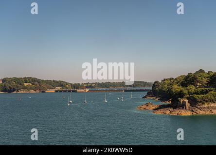 Saint-Malo, Bretagne, France - 8 juillet 2022 : barrage de la Rance, à l'embouchure de la rivière, est une centrale électrique marémotrice qui produit de l'électricité et relie 2 Banque D'Images
