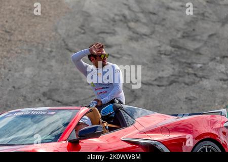 Monterey, Californie, États-Unis. 11th septembre 2022. DEVLIN DeFRANCESCO (29) (R), de Toronto, Canada, fait la vague devant les fans avant de participer au Grand Prix Firestone de Monterey au circuit WeatherTech Laguna Seca, à Monterey, en Californie, aux États-Unis. (Image de crédit : © Walter G. Arce Sr./ZUMA Press Wire) Banque D'Images