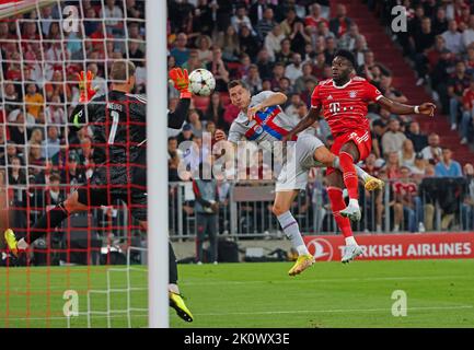 Munich, Allemagne. 13th septembre 2022. Robert Lewandowski (C) de Barcelone tire lors du match du groupe C de la Ligue des champions de l'UEFA entre le Bayern Munich et le FC Barcelone à Munich, en Allemagne, le 13 septembre 2022. Credit: Philippe Ruiz/Xinhua/Alay Live News Banque D'Images