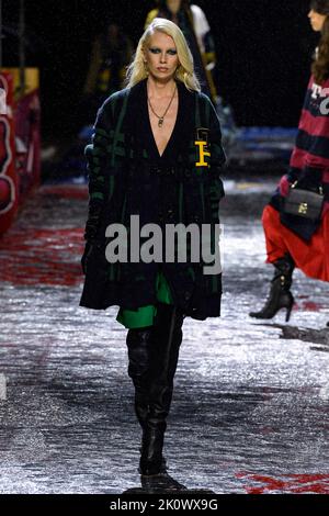 Le mannequin Stella Maxwell marche sur la piste du Tommy Hilfiger Fashion Show pendant le Winter Collections Fashion Show d'automne à New York Fashion week à New York, NY sur 11 septembre 2022. (Photo de Jonas Gustavsson/Sipa USA) Banque D'Images