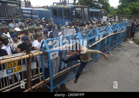 Plusieurs leaders importants du parti, dont le chef du parti Bharatiya Janata, ont participé avec des milliers de travailleurs du parti de trois endroits différents pendant le Nabanna Abhiyan (Secrétariat d'Etat de l'Etat indien du Bengale occidental) à Kolkata. Les travailleurs du BJP ont pelé des pierres dans la région de la police de Kolkata et ont également torturé un véhicule de police de Kolkata pendant cette agitation, la police de Kolkata a utilisé des gaz lacrymogènes et des canons à eau pour disperser la foule qui s'est transformée en une situation violente. (Image de crédit : © Sukhomoy  Sen Eyepix Group/eyepix via ZUMA Press Wire) Banque D'Images
