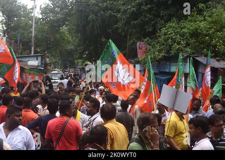 Plusieurs leaders importants du parti, dont le chef du parti Bharatiya Janata, ont participé avec des milliers de travailleurs du parti de trois endroits différents pendant le Nabanna Abhiyan (Secrétariat d'Etat de l'Etat indien du Bengale occidental) à Kolkata. Les travailleurs du BJP ont pelé des pierres dans la région de la police de Kolkata et ont également torturé un véhicule de police de Kolkata pendant cette agitation, la police de Kolkata a utilisé des gaz lacrymogènes et des canons à eau pour disperser la foule qui s'est transformée en une situation violente. (Image de crédit : © Sukhomoy  Sen Eyepix Group/eyepix via ZUMA Press Wire) Banque D'Images