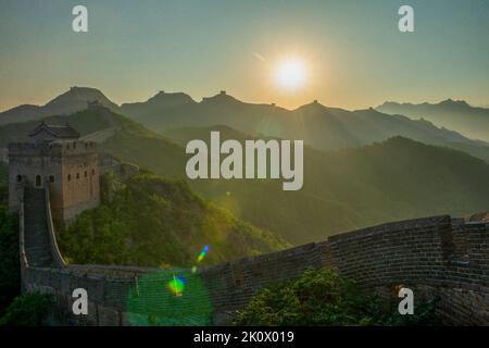 Une vue tôt le matin de la Grande Muraille de Jinshanling endroit pittoresque dans la ville de Chengde, province de Hebei, Chine, 14 septembre 2022. Banque D'Images