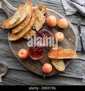 Vue de haut en bas de la gelée de pommes de crabe servie avec du pain de levain grillé. Banque D'Images