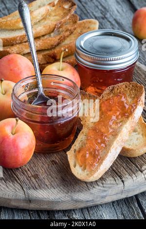 Gros plan de la gelée de pomme de crabe sur une tranche de pain de levain grillé. Banque D'Images