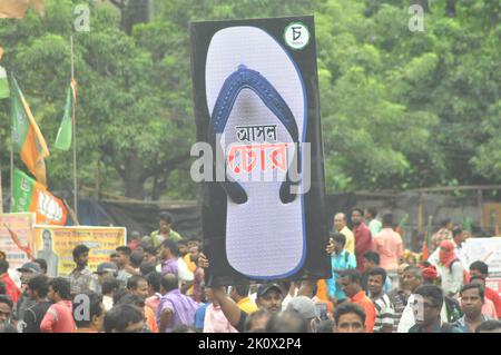 Howrah, Bengale-Occidental, Inde. 13th septembre 2022. Il y a beaucoup de buzz autour de la campagne Nabanna de BJP. Turbulent Howrah et Calcutta. De l'autre côté, les deux rives du Gange sont animées. Il est rapporté que de nombreux travailleurs-partisans du BJP sont tombés malades en raison des obus de gaz lacrymogènes tirés par la police. Procession vers Nabanna de différentes directions. Sukanta Majumder, président du BJP, porte un casque, Aginitra Paul, le dirigeant du BJP, s'est assis à côté de Sukant Majumder dans une tenue bien habillée. Le chef du BJP, Aginicitra Paul, très bien habillé, s'assit à côté de Sukant Majumdar, le chef du BJP, Bharti Ghosh, marche lentement Banque D'Images