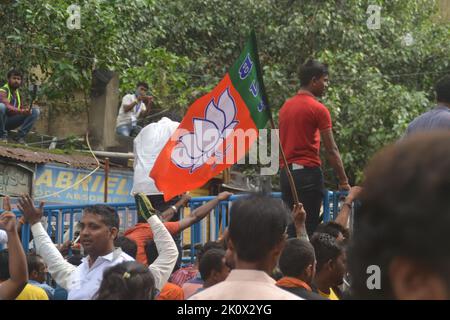 Howrah, Bengale-Occidental, Inde. 13th septembre 2022. Il y a beaucoup de buzz autour de la campagne Nabanna de BJP. Turbulent Howrah et Calcutta. De l'autre côté, les deux rives du Gange sont animées. Il est rapporté que de nombreux travailleurs-partisans du BJP sont tombés malades en raison des obus de gaz lacrymogènes tirés par la police. Procession vers Nabanna de différentes directions. Sukanta Majumder, président du BJP, porte un casque, Aginitra Paul, le dirigeant du BJP, s'est assis à côté de Sukant Majumder dans une tenue bien habillée. Le chef du BJP, Aginicitra Paul, très bien habillé, s'assit à côté de Sukant Majumdar, le chef du BJP, Bharti Ghosh, marche lentement Banque D'Images