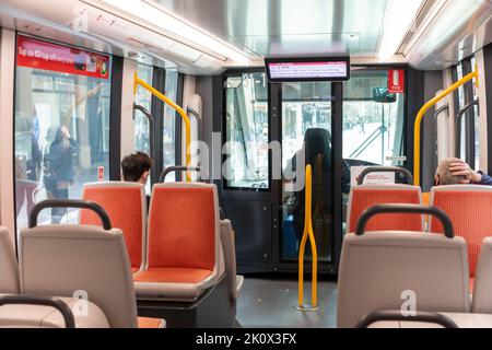 Intérieur du train léger de Sydney avec chauffeur conduisant le train, Sydney, Australie Banque D'Images