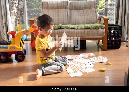 cartes flash de numéro d'apprentissage et de position assise pour tout-petit Banque D'Images