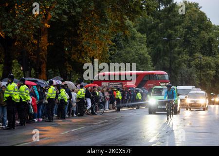 Londres, Royaume-Uni. 13th septembre 2022. Les policiers ont rencontré des policiers ont vu maintenir l'ordre tandis que des milliers de personnes attendent sur la route du coeur d'État de la reine Elizabeth II pour dire leurs adieux finaux à sa Majesté. Le cœur de l'État de la reine Elizabeth II est arrivé d'Édimbourg à Londres ce soir à Northolt et traverse le centre de Londres, y compris Marble Arch, jusqu'au palais de Buckingham. Le cercueil de sa Majesté se déplacera demain du Palais de Buckingham au Palais de Westminister pour être couché dans l'État jusqu'à lundi matin suivant. Crédit : SOPA Images Limited/Alamy Live News Banque D'Images