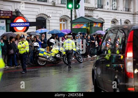 Londres, Royaume-Uni. 13th septembre 2022. Les policiers ont rencontré des policiers ont vu maintenir l'ordre tandis que des milliers de personnes attendent sur la route du coeur d'État de la reine Elizabeth II pour dire leurs adieux finaux à sa Majesté. Le cœur de l'État de la reine Elizabeth II est arrivé d'Édimbourg à Londres ce soir à Northolt et traverse le centre de Londres, y compris Marble Arch, jusqu'au palais de Buckingham. Le cercueil de sa Majesté se déplacera demain du Palais de Buckingham au Palais de Westminister pour être couché dans l'État jusqu'à lundi matin suivant. (Photo de Hesther ng/SOPA Images/Sipa USA) crédit: SIPA USA/Alay Live News Banque D'Images