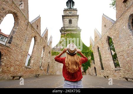 Tourisme en Allemagne. Jeune fille touristique visitant les ruines de l'église d'Aegidienkirche détruite lors du bombardement de la Seconde Guerre mondiale à Hanovre, Germa Banque D'Images