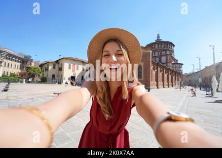 Le touriste souriant prend le selfie avec l'église de Santa Maria delle Grazie qui préserve 'la Cène' par Leonardo da Vinci, Milan, Italie Banque D'Images