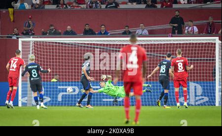 Tor zum 1:0 Burch Robert Andich (Leverkusen) gegen Torwart Ivo Grbic (ATL) Bayer Leverkusen - Atletico Madrid 13.09.2022, Fussball; saison 2022/23 F. Banque D'Images