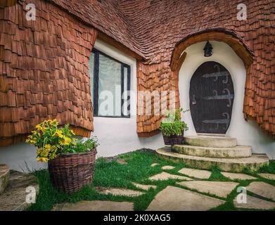 Le château de Clay de la vallée des Fées, un complexe touristique de Transylvanie, Roumanie. Vue rapprochée d'une petite porte d'entrée, maison de nains fantaisie fr Banque D'Images