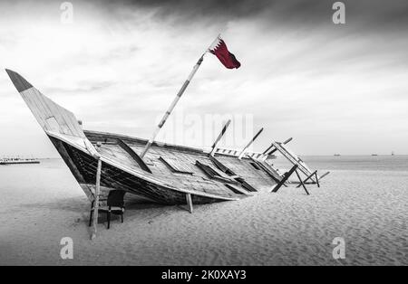 Vieux navire (bouée traditionnelle) assis sur une plage à Al Wakra, Qatar. Banque D'Images