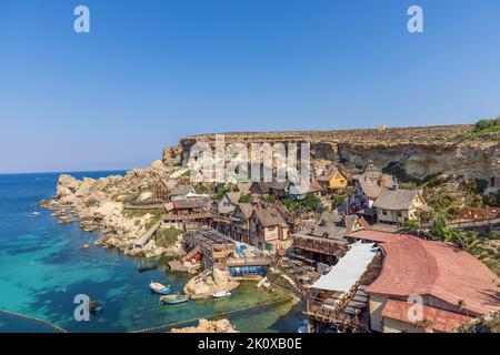 Vue sur le village de Popeye, Malte. Il a été construit comme un ensemble de film pour la production du film musical d'action en direct Popeye 1980. Banque D'Images