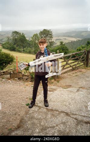 Garçon avec un avion modèle contrôlé par radio, High Bickington, North Devon, Angleterre, Royaume-Uni. Banque D'Images