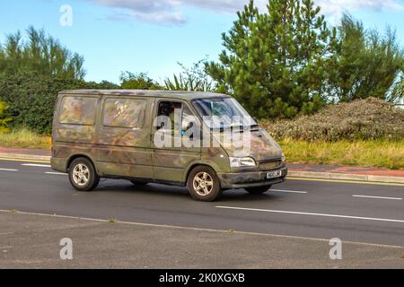 1996 9-s années 90 fourgonnette à panneaux multicouleurs Ford TRANSIT 80 70PS 2496cc DIESEL peint à la main personnalisée, taches et taches de peinture irrégulières Banque D'Images