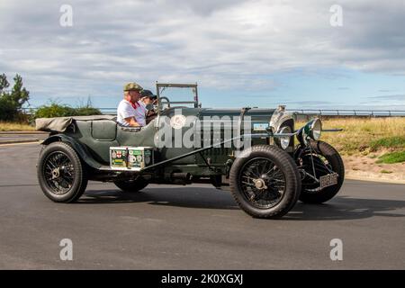 1922 20s Twenties Green BENTLEY 2998cc d'avant-guerre, 'le Mans' Sports Tourer essence à l'événement Southport Classic car and Speed sur la promenade du front de mer, Royaume-Uni Banque D'Images