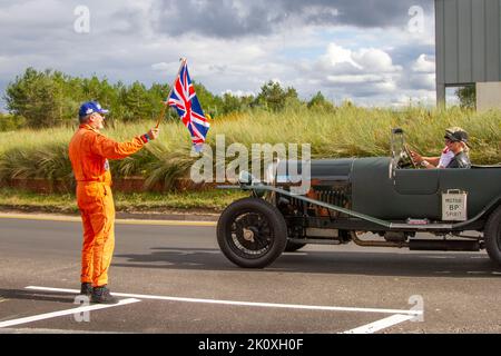 1922 20s Twenties Green BENTLEY 2998cc d'avant-guerre, 'le Mans' Sports Tourer essence à l'événement Southport Classic car and Speed sur la promenade du front de mer, Royaume-Uni Banque D'Images