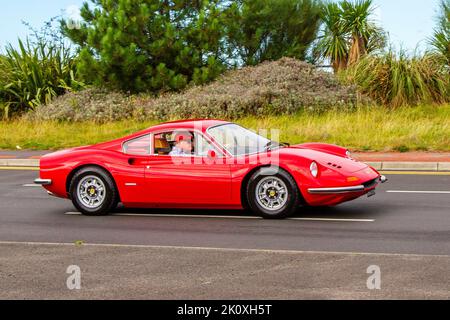 Roadster à essence FERRARI DINO 2416 cc V6 des années 1973 70 ; exposé à l'événement Southport Classic car and Speed sur la promenade du front de mer. Banque D'Images