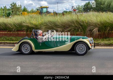 Années 1978 70, années 70, vert blanc 'Harvest Moon' voiture de sport V8 convertible MORGAN 3528cc ; en mouvement, en mouvement, en cours de conduite, en voyage à Southport pour l'événement Classic and Speed, Royaume-Uni Banque D'Images