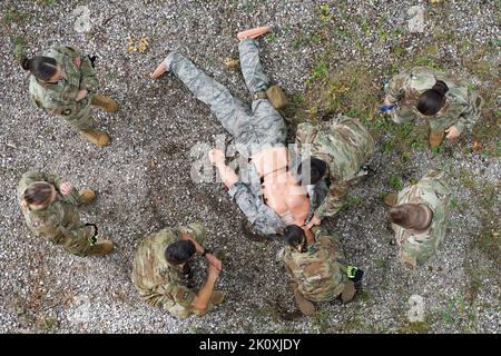 Alpena, Michigan, États-Unis. 30th août 2022. Les aviateurs de la US Air Force de tout le pays sont au Centre de formation sur l'état de préparation au combat d'Alpena, qui participe au cours de soins de sécurité au combat tactique de l'Université d'état de préparation médicale (MRU) offert par le Service médical de la Garde nationale aérienne (ANGMS), à Alpena, Michigan, 30 août 2022. 93 étudiants, 16 instructeurs et personnel de soutien de 47 unités formés pendant neuf jours dans une variété de scénarios de combat réalistes. L'UMR aide le chirurgien général de la Force aérienne à donner au personnel médical l'occasion de recevoir une formation pratique, une exécution, un emploi et un service Banque D'Images