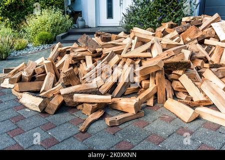 Stock de bois de chauffage pour la maison de chauffage. Billes séchées empilées devant la maison. Banque D'Images