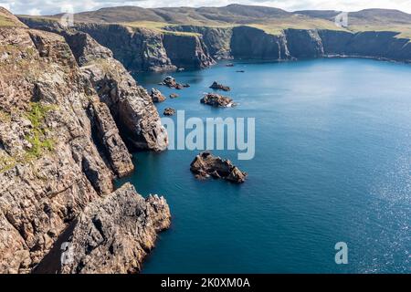 Vue aérienne des falaises près du phare sur l'île d'Arranmore dans le comté de Donegal, Irlande. Banque D'Images